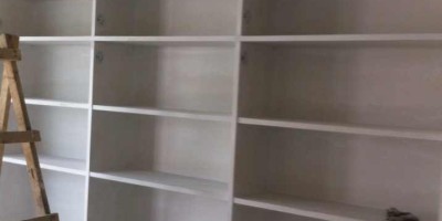 二手房装修现场制作的书柜和電(diàn)视墙