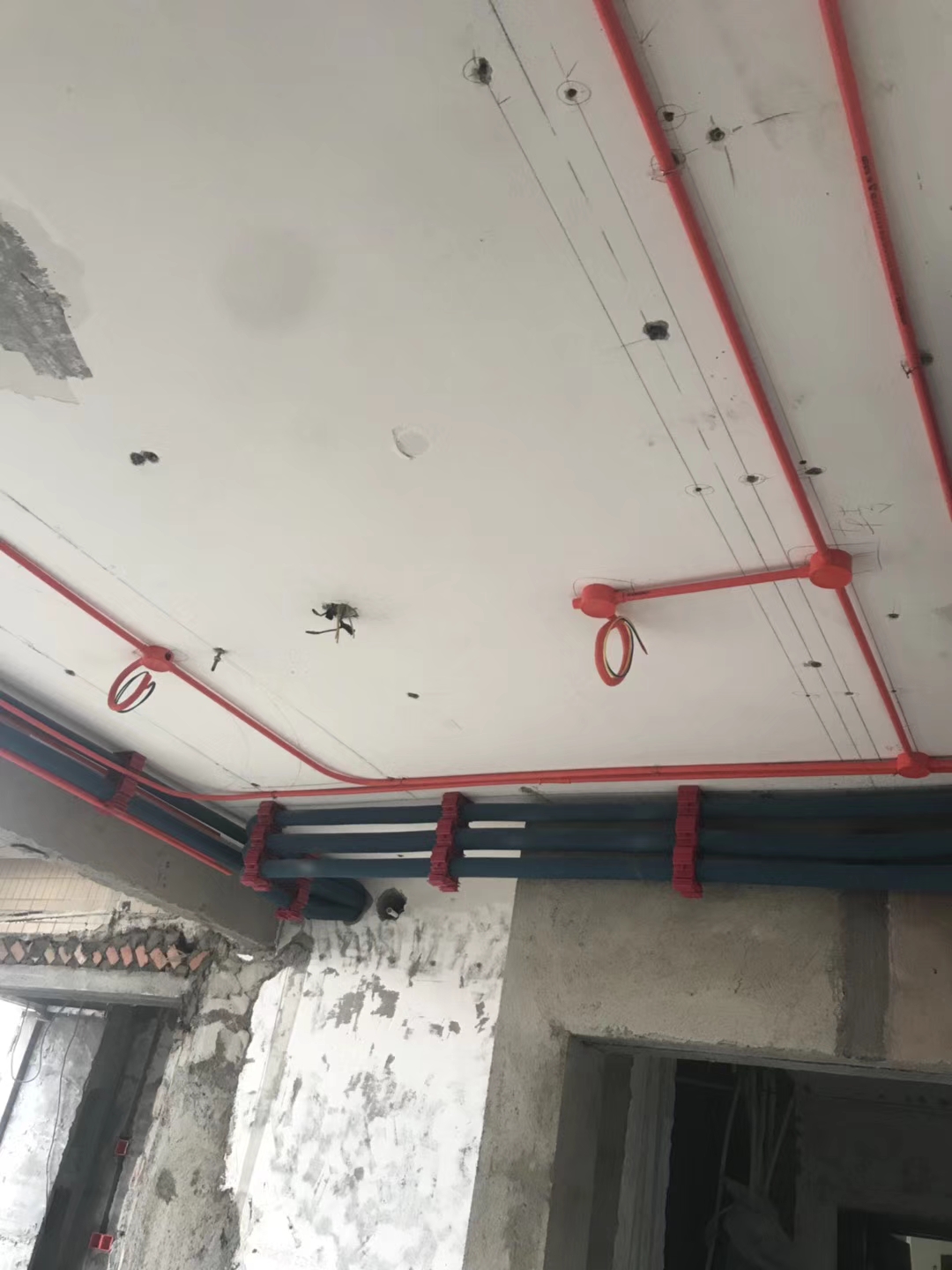 成都顶楼跃层装修 水電(diàn)改造 防水