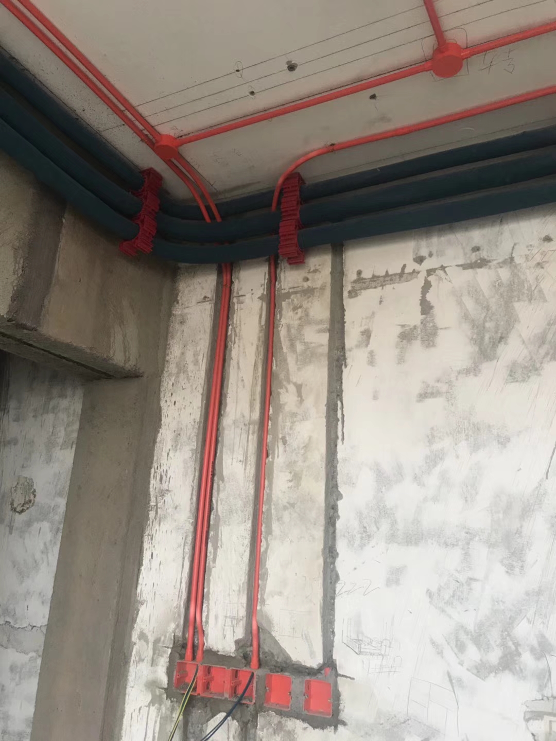 成都顶楼跃层装修 水電(diàn)改造 防水