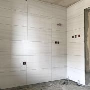 成都雅颂居装修贴砖施工现场