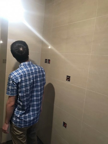 成都装修公司贴砖