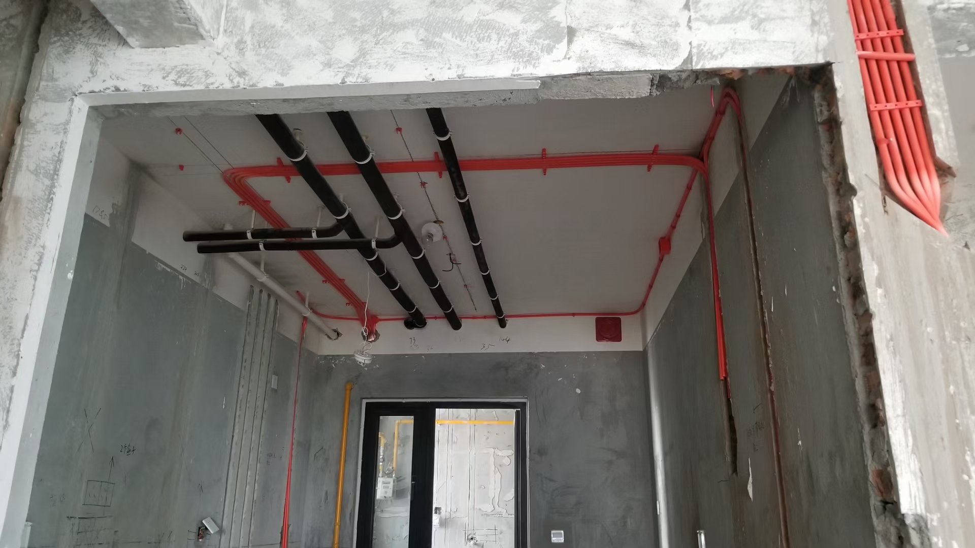 成都蔚蓝卡地亚花(huā)园城水電(diàn)改造施工现场图