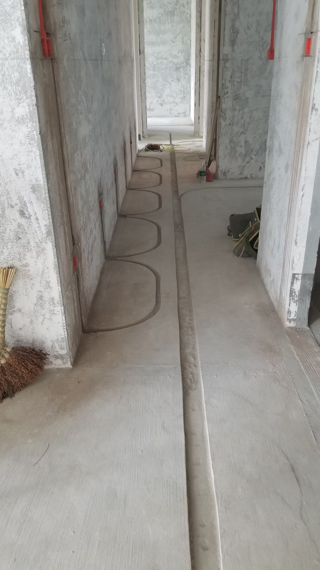 成都蔚蓝卡地亚花(huā)园城水電(diàn)改造施工现场图