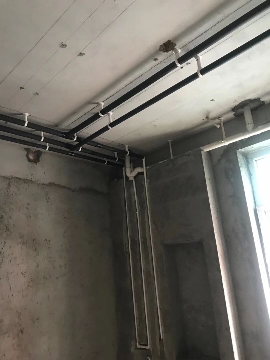锦城花(huā)园水電(diàn)改造开槽施工现场