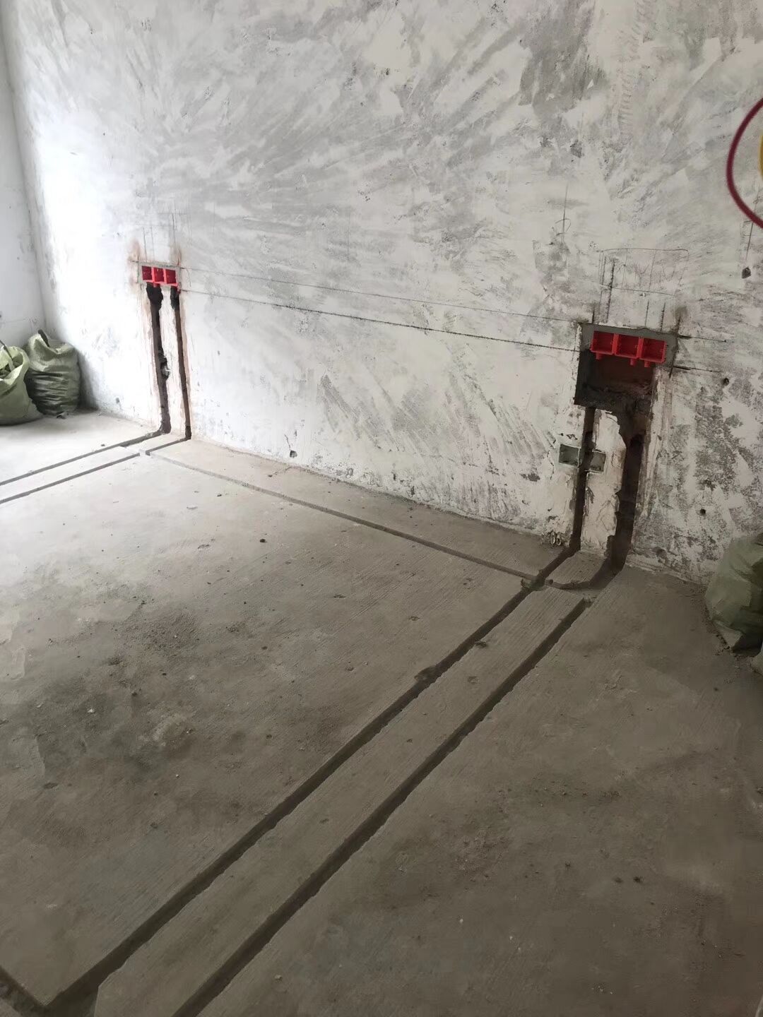 锦城花(huā)园水電(diàn)改造开槽施工现场