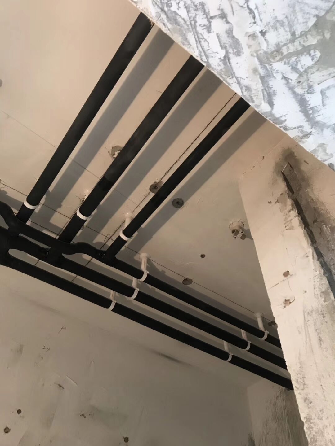 锦城花(huā)园水電(diàn)改造开槽施工现场