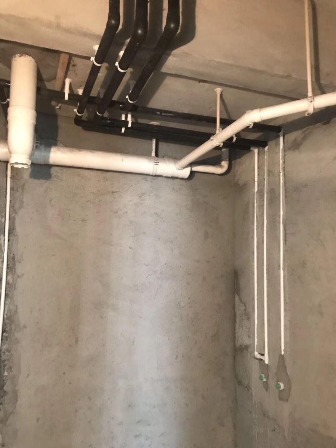锦城花(huā)园水電(diàn)改造开槽施工现场