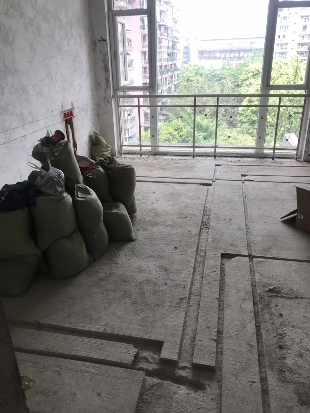 锦城花(huā)园水電(diàn)改造开槽施工现场