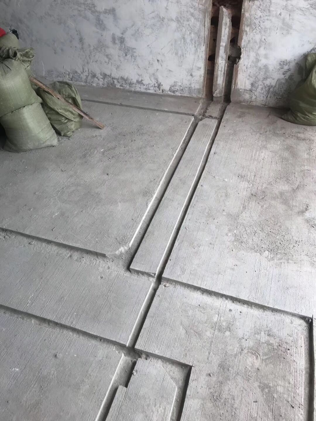 锦城花(huā)园水電(diàn)改造开槽施工现场