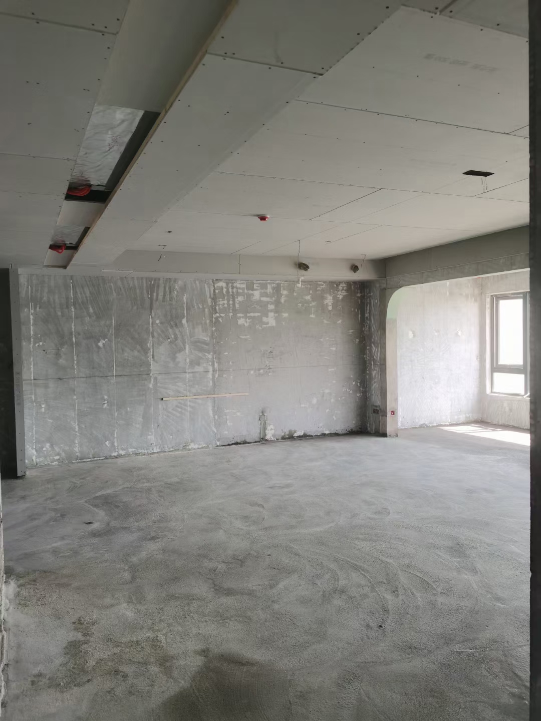 成都建发浅水湾160平装修施工现场图丨木(mù作吊顶已完成