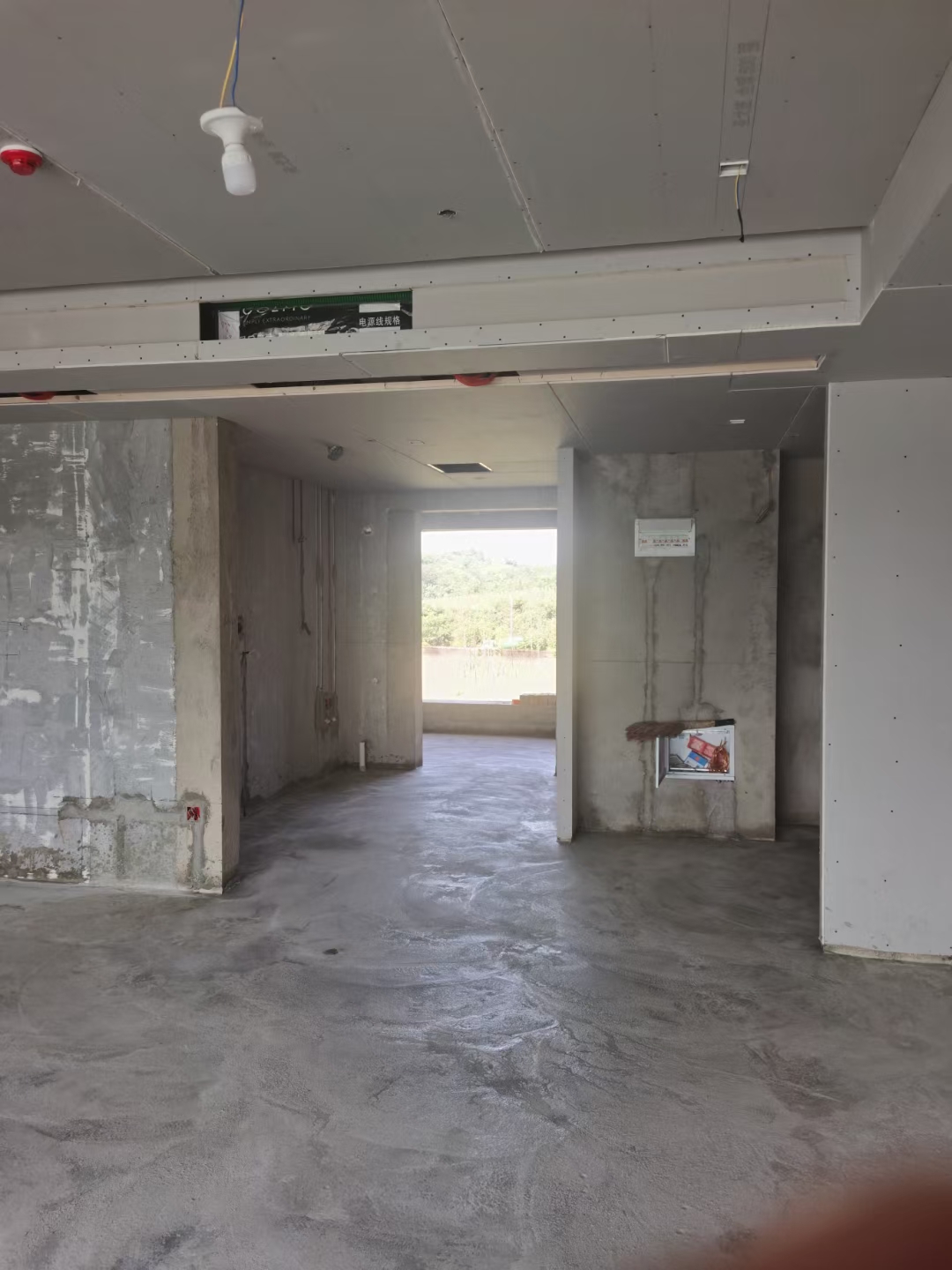 成都建发浅水湾160平装修施工现场图丨木(mù作吊顶已完成