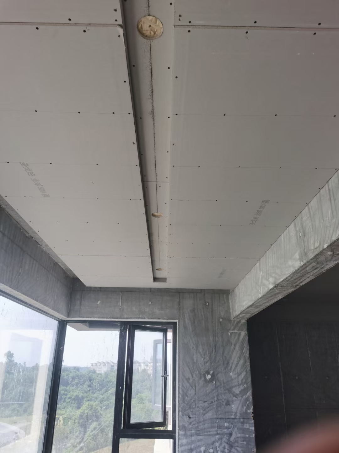 成都建发浅水湾160平装修施工现场图丨木(mù作吊顶已完成