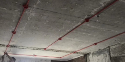 千禧河畔國(guó)际社區(qū)装修施工现场，水電(diàn)改造开槽图