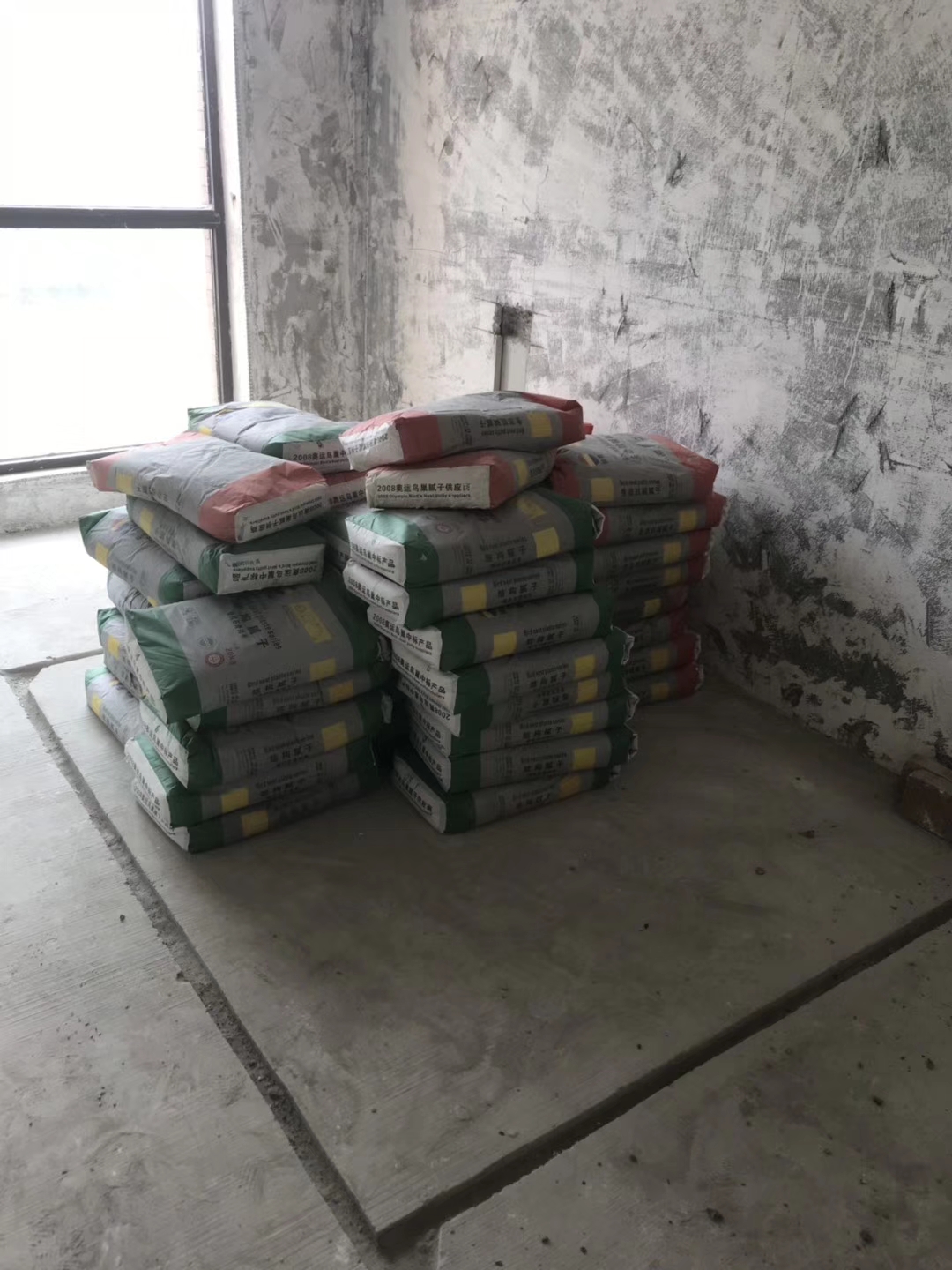 千禧河畔國(guó)际社區(qū)装修施工现场，水電(diàn)改造开槽图