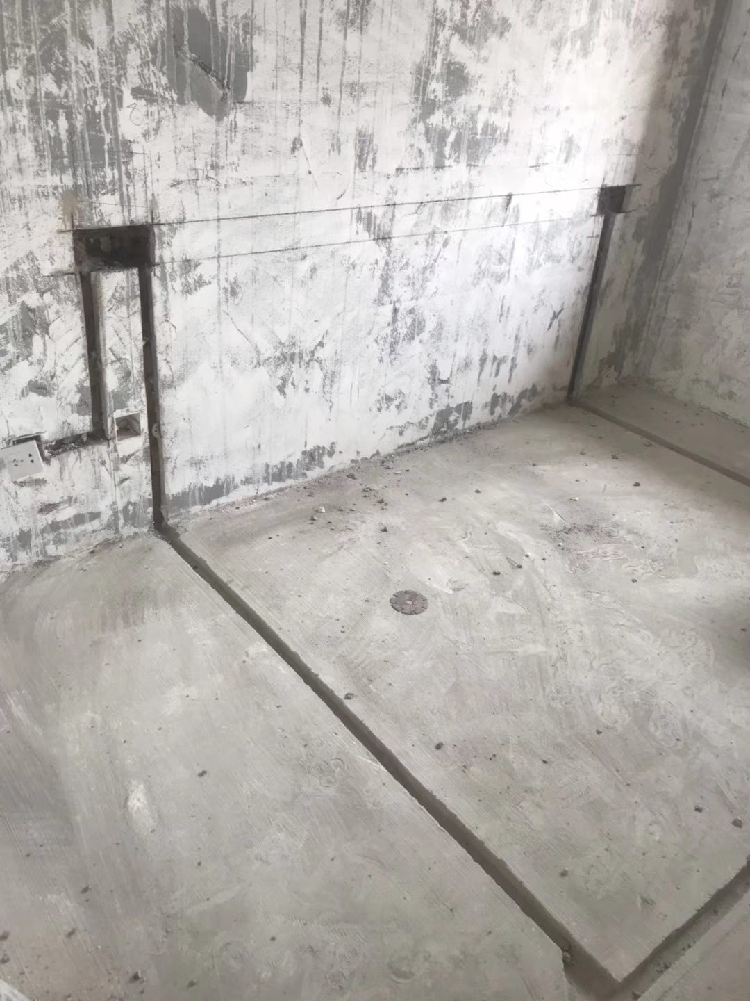千禧河畔國(guó)际社區(qū)装修施工现场，水電(diàn)改造开槽图