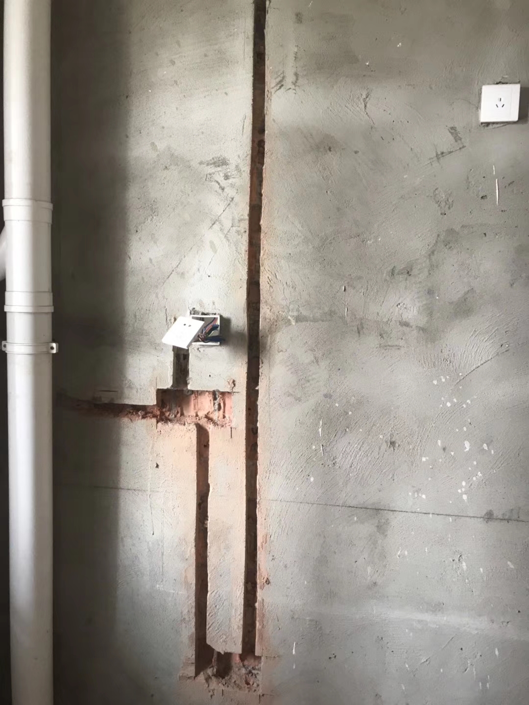 千禧河畔國(guó)际社區(qū)装修施工现场，水電(diàn)改造开槽图