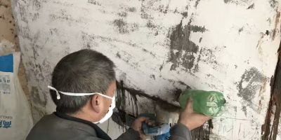 装修施工现场，贴砖，水電(diàn)改造开槽